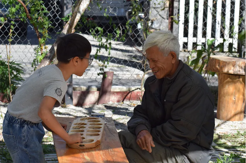 “Ô Ăn Quan” Game Set, Vietnamese Folk Square Caturing Game 2-in-1, L Size, Vintage Style, Boardgame, Traditional, Games With Friends, Games For Kids, Intellectual Games