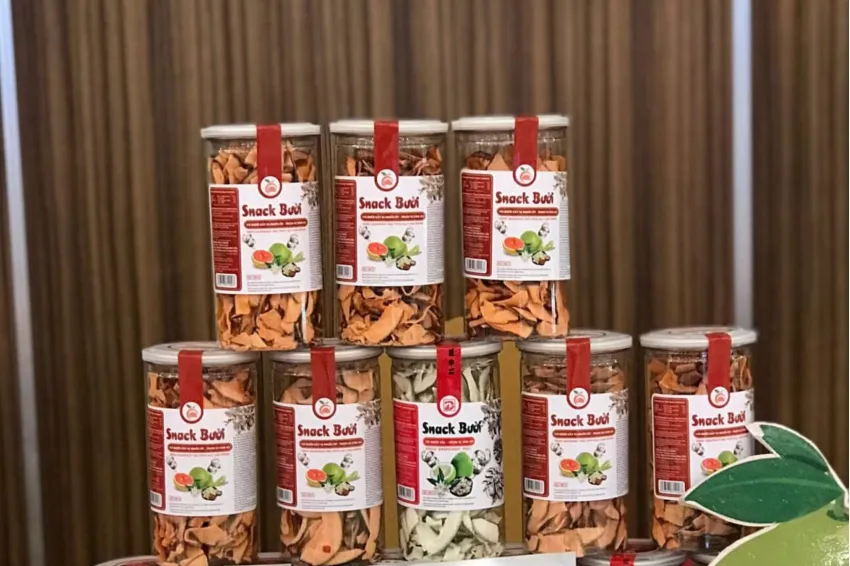 Snack Bưởi Vị Muối Ớt, 100% Vỏ Bưởi Tươi, Vị Cay Nồng Giòn Tan, Snack Vỏ Bưởi, Không Chất Bảo Quản, Vỏ Bưởi Sấy, Quà Tặng Sức Khỏe