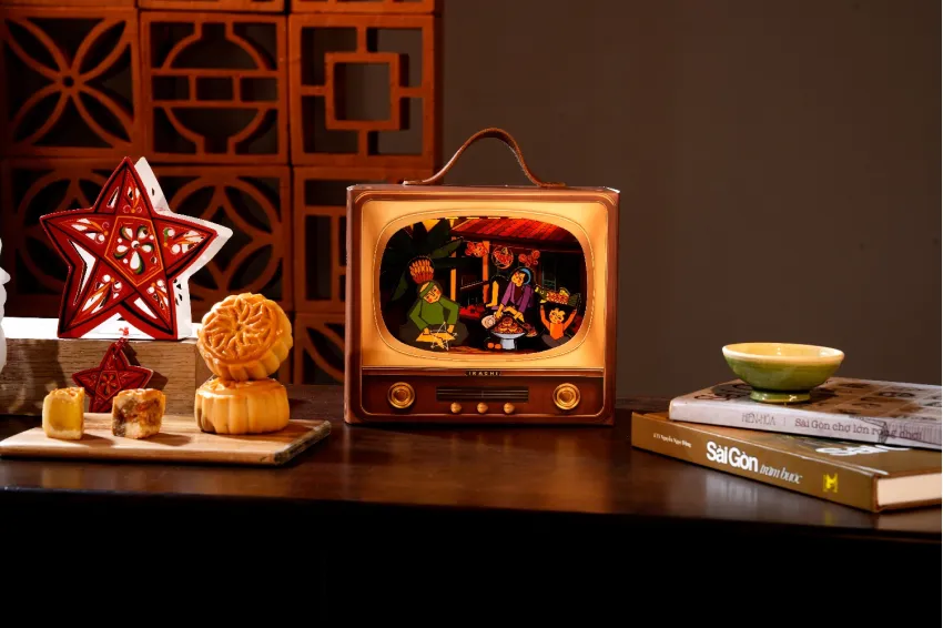 “Tiny Television” Mid-Autumn gift box with 2 premium mooncakes, sparkling childhood-inspired design, a unique choice for corporate and festive gifting. “Tiny Television” Mid-Autumn gift box with 2 premium mooncakes, sparkling childhood-inspired design, a unique choice for corporate and festive gifting.