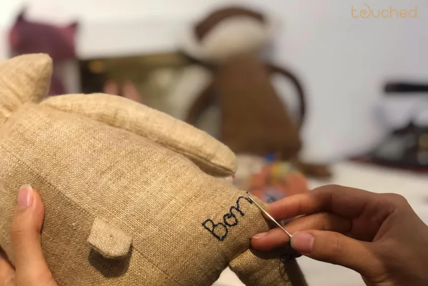 Búp Bê Mật - Bạn Gấu Yêu Mật Ong, Vải Gai Dầu Tự Nhiên, Quà Thôi Nôi Handmade Cho Bé, An Toàn Cho Bé