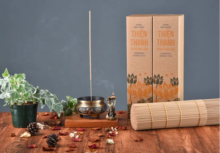 Hộp nhang cây trầm hương Kim Liên 500gr với cây 30cm mùi gỗ trầm ấm, nhang trầm hương cao cấp phù hợp trong nhà và ngoài trời từ trầm hương tự nhiên Hộp nhang cây trầm hương Kim Liên 500gr với cây 30cm mùi gỗ trầm ấm, nhang trầm hương cao cấp phù hợp trong nhà và ngoài trời từ trầm hương tự nhiên