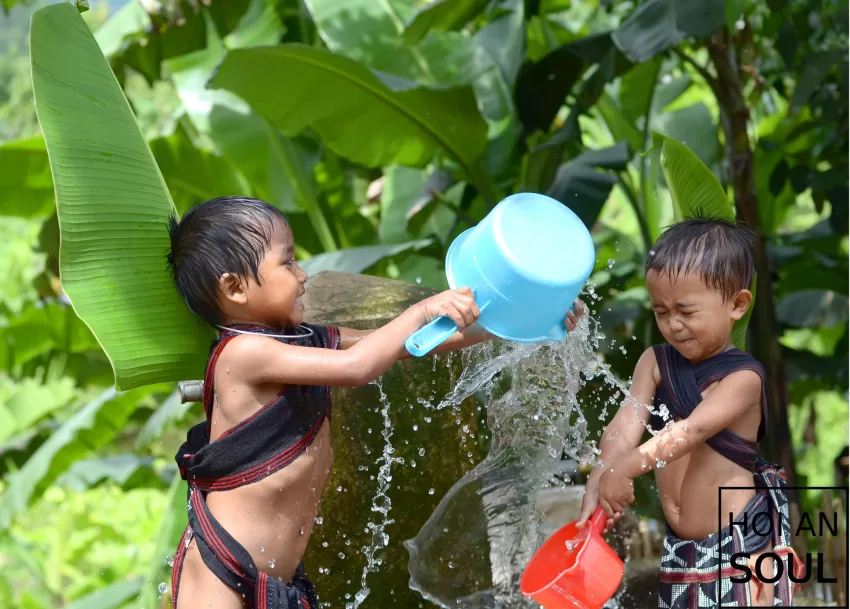 “Bathtime In Summer Noon” Photograph, Ethnic Minority Children, The First Exhibition Piece Of Photographer Thanh Nguyen