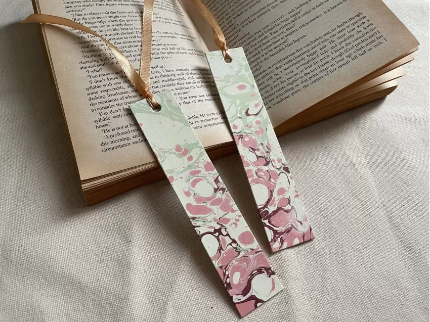 Handmade Marbling Bookmark, High Quality Hardcover Material, Watermarking Art, Eye-catching Marbled Pattern, Corporate Gift