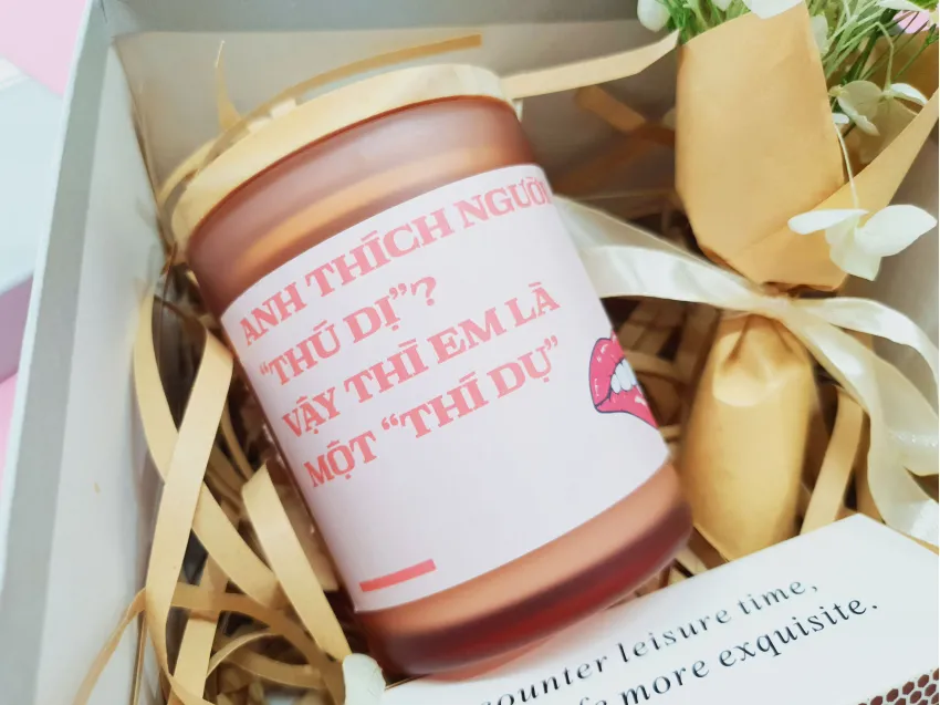 'Anh Thích Người "Thú Dị"? Vậy Thì Em Là Một "Thí Dụ"' Scented Candle Gift, Humorous Scented Candle Gift Set, Jasmine Scented Candle, Funny Gift