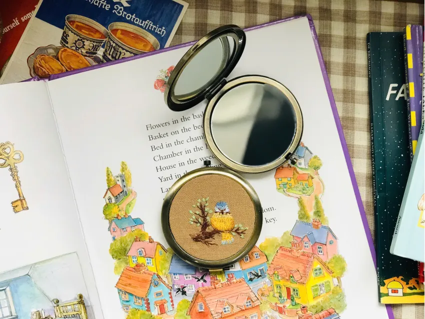Personalized vintage hand-embroidered mirror with countless cheerful expressions and random pattern design, adorable handheld mirror accessory as gift for her Personalized vintage hand-embroidered mirror with countless cheerful expressions and random pattern design, adorable handheld mirror accessory as gift for her