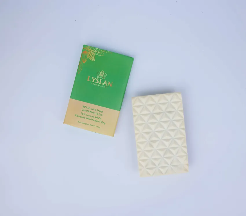 Socola Trắng Vị Dừa Nhân Lá Dứa 35%, 64Gr, Trải Nghiệm Hương Vị Nhiệt Đới Tươi Mới, Socola Trắng Đậm Đà, Cacao Việt Nam, Quà Tặng Đặc Sản Miền Tây Socola Trắng Vị Dừa Nhân Lá Dứa 35%, 64Gr, Trải Nghiệm Hương Vị Nhiệt Đới Tươi Mới, Socola Trắng Đậm Đà, Cacao Việt Nam, Quà Tặng Đặc Sản Miền Tây