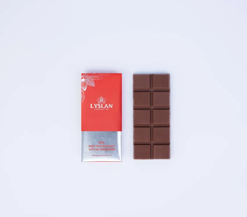 Socola sữa vị kẹo dalgona mặn 57% 40gr với màn hòa quyện bừng tỉnh vị giác, socola muối biển Việt Nam đậm đà làm quà tặng đặc sản Việt Nam độc đáo Socola sữa vị kẹo dalgona mặn 57% 40gr với màn hòa quyện bừng tỉnh vị giác, socola muối biển Việt Nam đậm đà làm quà tặng đặc sản Việt Nam độc đáo