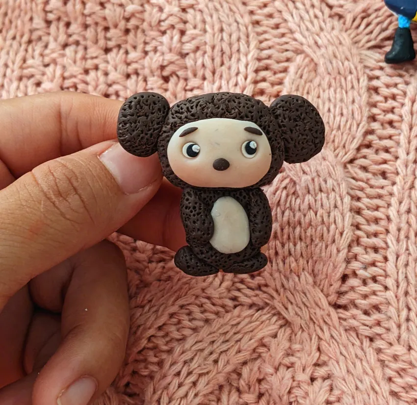 Ghim cài đất sét 'Chibi Koala' mang chút thẩn thơ thú vị trong thiết kế, được nặn tay hoàn toàn từ đất sét cao cấp, vừa là ghim cài áo tinh tế vừa là phụ kiện cài túi xách độc đáo, tạo nên món quà tặng thủ công đầy sáng tạo và tâm huyết. Ghim cài đất sét 'Chibi Koala' mang chút thẩn thơ thú vị trong thiết kế, được nặn tay hoàn toàn từ đất sét cao cấp, vừa là ghim cài áo tinh tế vừa là phụ kiện cài túi xách độc đáo, tạo nên món quà tặng thủ công đầy sáng tạo và tâm huyết.