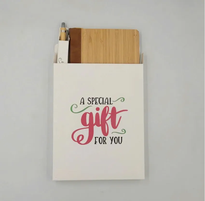Sổ tay bìa tre kèm bút bi tre khắc tên theo yêu cầu, giấy viết mượt mà, món quà lưu niệm Việt Nam cao cấp và đầy cá nhân hóa cho doanh nghiệp.Sổ tay bìa tre kèm bút bi tre khắc tên theo yêu cầu, giấy viết mượt mà, món quà lưu niệm Việt Nam cao cấp và đầy cá nhân hóa cho doanh nghiệp.