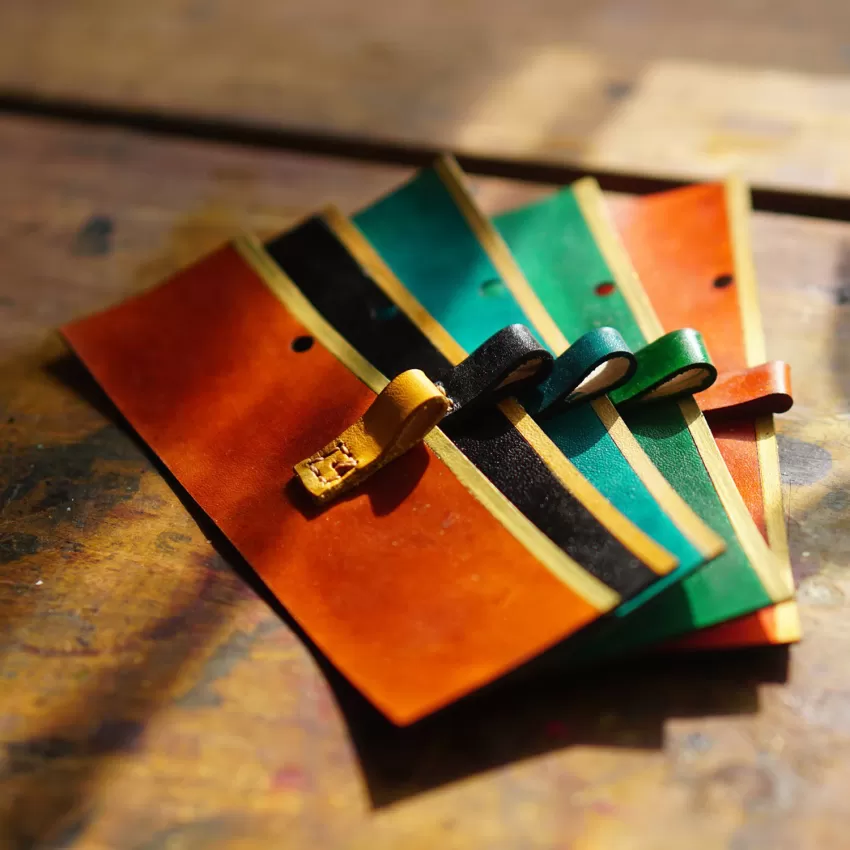 Handcrafted Leather AirPods Case, Minimal AirPod Cases, Leather Accessories, Handmade, Artistic Accessories, Unique Gift, Personalized Gifts