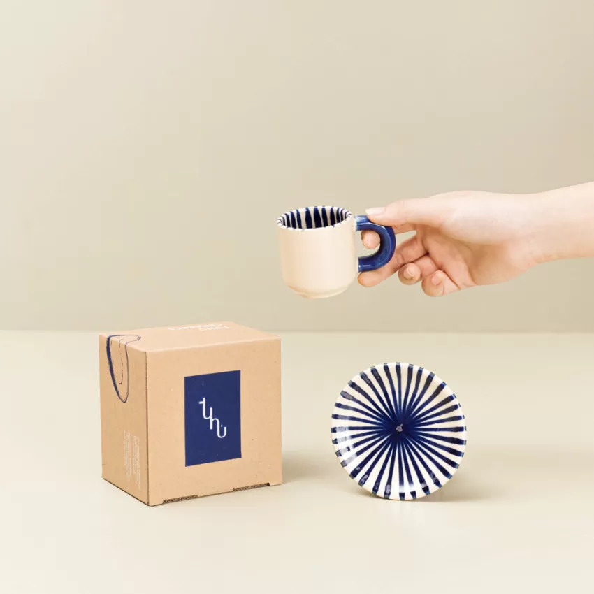 Nét đẹp xen giữa kỹ thuật làm gốm truyền thống và vẽ tay hiện đại