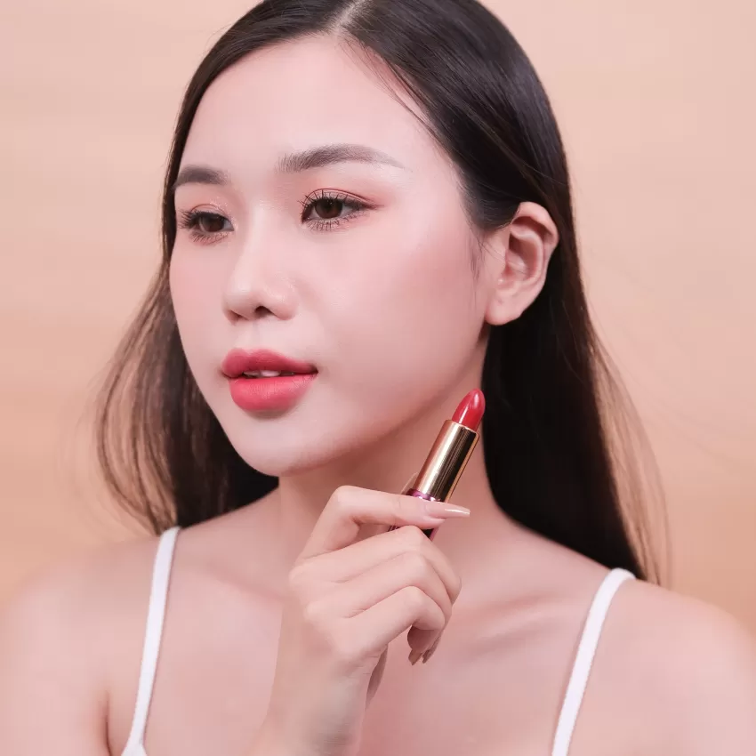 Sweet lipstick color from safe ingredients helps enhance female beauty