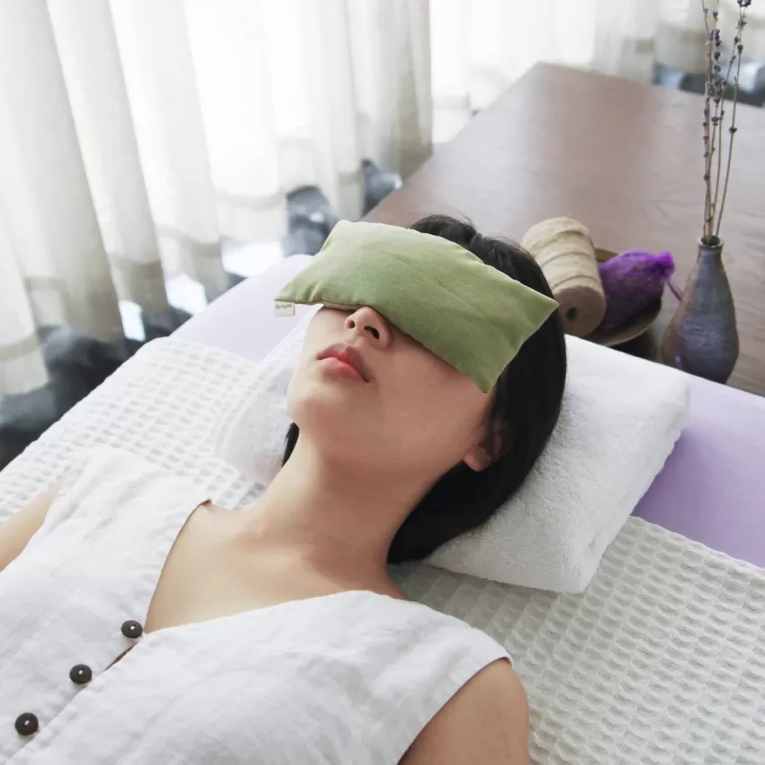 Gối chườm thảo mộc giúp thư giãn và giảm đau một cách tự nhiên