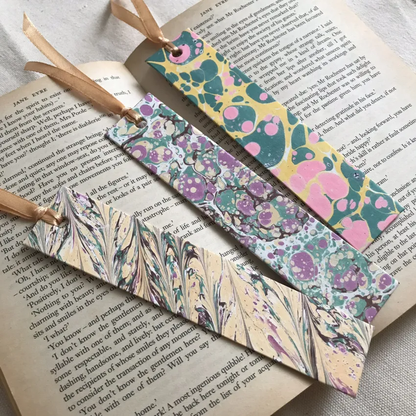 Thẻ Đánh Dấu Sách Thủ Công Từ Thuỷ Ấn Hoạ, Chất Liệu Bìa Cứng Chất Lượng Cao, Nghệ Thuật Thuỷ Ấn Hoạ Ấn Tượng, Hoa Văn Cẩm Thạch Bắt Mắt, Quà Tặng Doanh Nghiệp