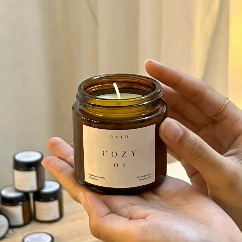 Nến Thơm "COZY", Cảm Giác Ấm Áp Mỗi Ngày, Hũ Thủy Tinh Nâu, Nến Thơm Cao Cấp, Trị Liệu Mùi Hương, Nhiều Lựa Chọn Hương Thơm, Quà Tặng Tinh Tế Nến Thơm "COZY", Cảm Giác Ấm Áp Mỗi Ngày, Hũ Thủy Tinh Nâu, Nến Thơm Cao Cấp, Trị Liệu Mùi Hương, Nhiều Lựa Chọn Hương Thơm, Quà Tặng Tinh Tế