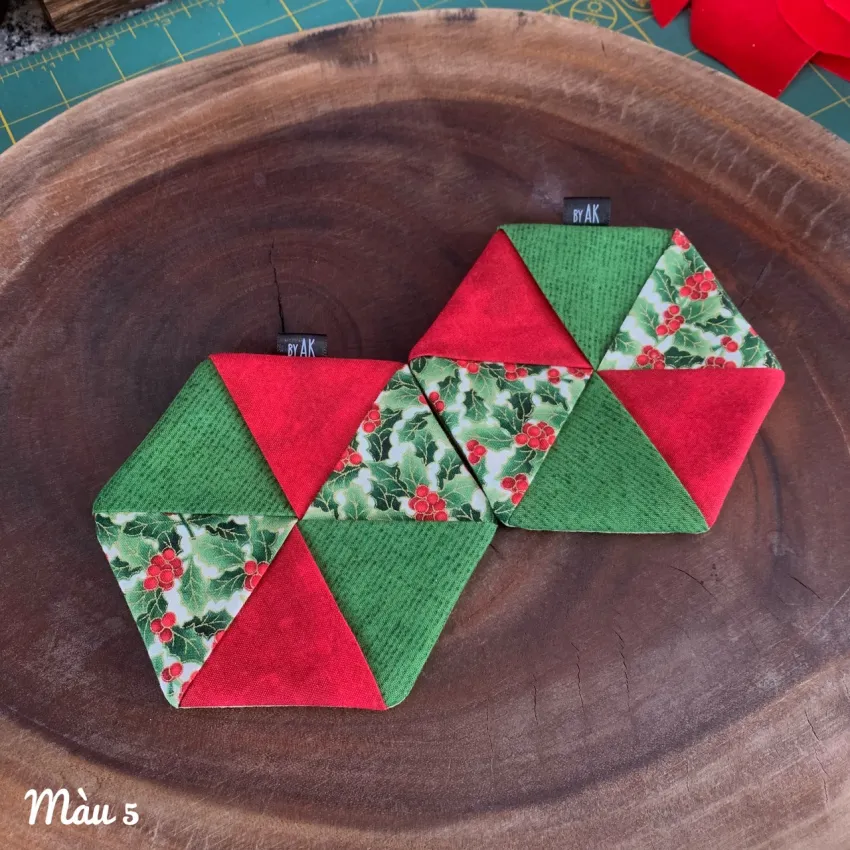 Combo 2 Lót Ly Lục Giác, Phối Màu Sắc Tươi Sáng, Lót Ly Vải Handmade, Phụ Kiện Trang Trí, Lót Ly Nghệ Thuật, Quà Giáng Sinh Đáng Yêu, Quà Handmade Combo 2 Lót Ly Lục Giác, Phối Màu Sắc Tươi Sáng, Lót Ly Vải Handmade, Phụ Kiện Trang Trí, Lót Ly Nghệ Thuật, Quà Giáng Sinh Đáng Yêu, Quà Handmade