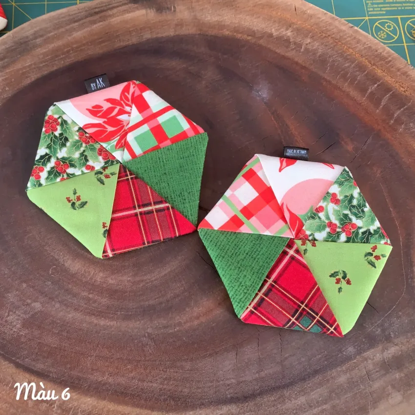 Combo 2 Lót Ly Lục Giác, Phối Màu Sắc Tươi Sáng, Lót Ly Vải Handmade, Phụ Kiện Trang Trí, Lót Ly Nghệ Thuật, Quà Giáng Sinh Đáng Yêu, Quà Handmade Combo 2 Lót Ly Lục Giác, Phối Màu Sắc Tươi Sáng, Lót Ly Vải Handmade, Phụ Kiện Trang Trí, Lót Ly Nghệ Thuật, Quà Giáng Sinh Đáng Yêu, Quà Handmade