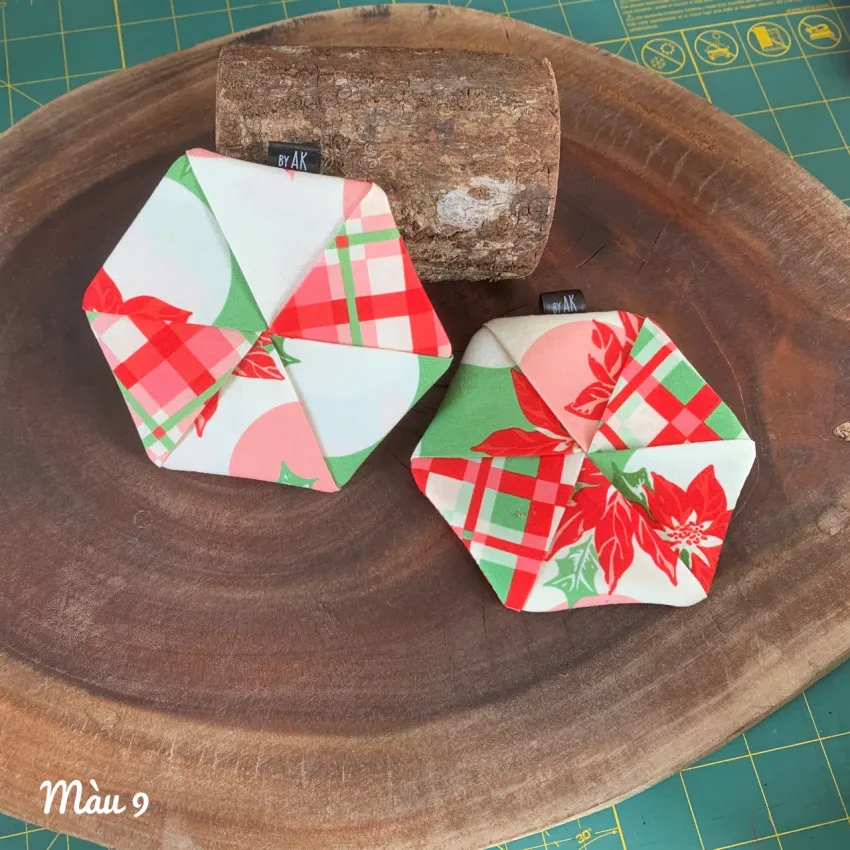 Combo 2 Lót Ly Lục Giác, Phối Màu Sắc Tươi Sáng, Lót Ly Vải Handmade, Phụ Kiện Trang Trí, Lót Ly Nghệ Thuật, Quà Giáng Sinh Đáng Yêu, Quà Handmade Combo 2 Lót Ly Lục Giác, Phối Màu Sắc Tươi Sáng, Lót Ly Vải Handmade, Phụ Kiện Trang Trí, Lót Ly Nghệ Thuật, Quà Giáng Sinh Đáng Yêu, Quà Handmade