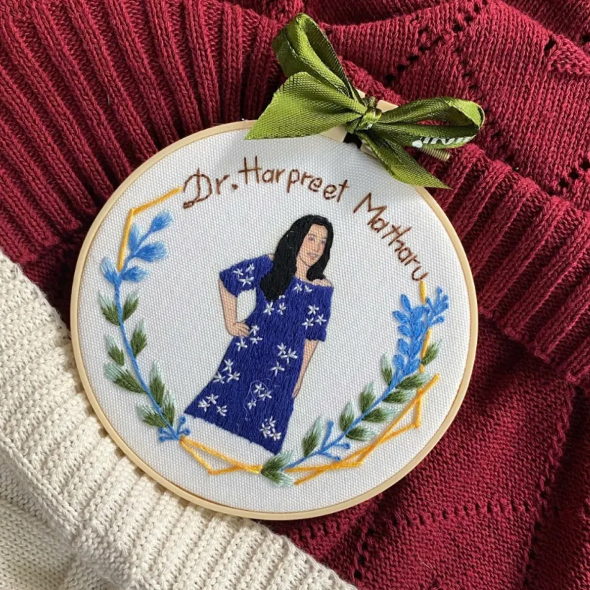 Delicate embroidered mirrors, ideal gifts for female colleagues