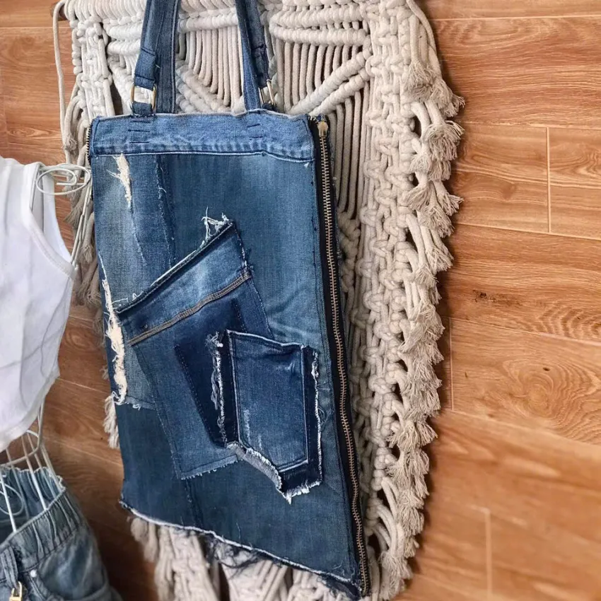 Túi Tote Dáng Mỏng Từ Jeans Tái Chế, Phối Vải Ấn Tượng Không Đụng Hàng, Túi Xách Thời Trang Độc Đáo, Phụ Kiện Thời Trang Bền Vững, Quà Tặng Thủ Công Túi Tote Dáng Mỏng Từ Jeans Tái Chế, Phối Vải Ấn Tượng Không Đụng Hàng, Túi Xách Thời Trang Độc Đáo, Phụ Kiện Thời Trang Bền Vững, Quà Tặng Thủ Công