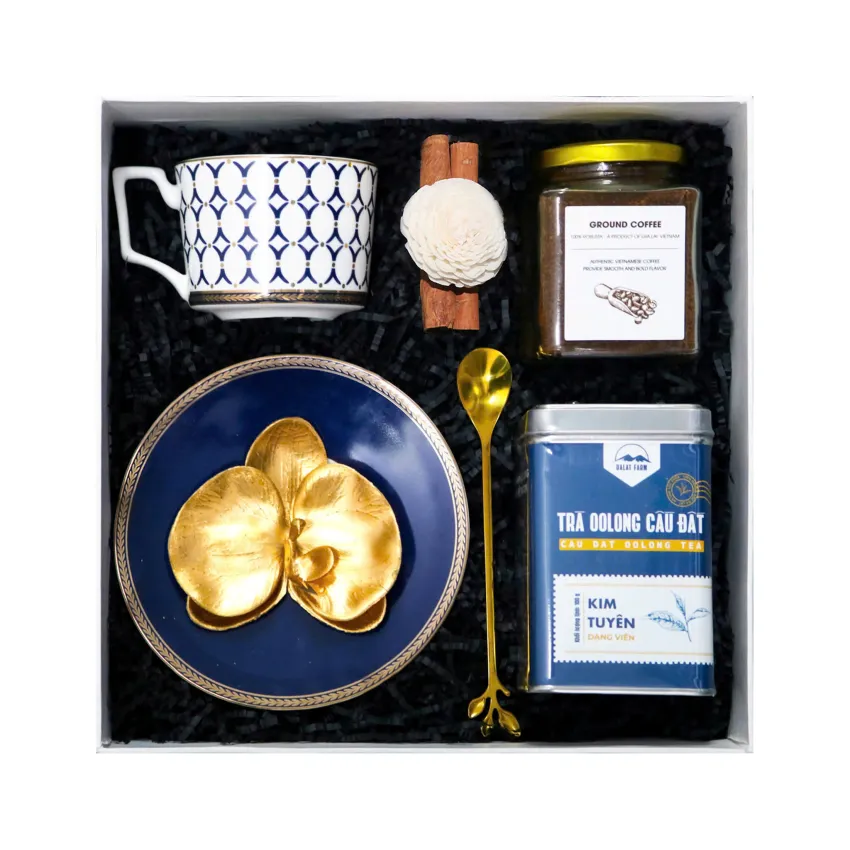 Hộp Quà "Royal Blue", Sắc Xanh Hoàng Tộc, Set Quà Cao Cấp Với Bộ Chén Đĩa Cùng Cà Phê Và Trà Ô Long, Quà Tặng Doanh Nghiệp Cao Cấp, Quà Sinh Nhật Hộp Quà "Royal Blue", Sắc Xanh Hoàng Tộc, Set Quà Cao Cấp Với Bộ Chén Đĩa Cùng Cà Phê Và Trà Ô Long, Quà Tặng Doanh Nghiệp Cao Cấp, Quà Sinh Nhật