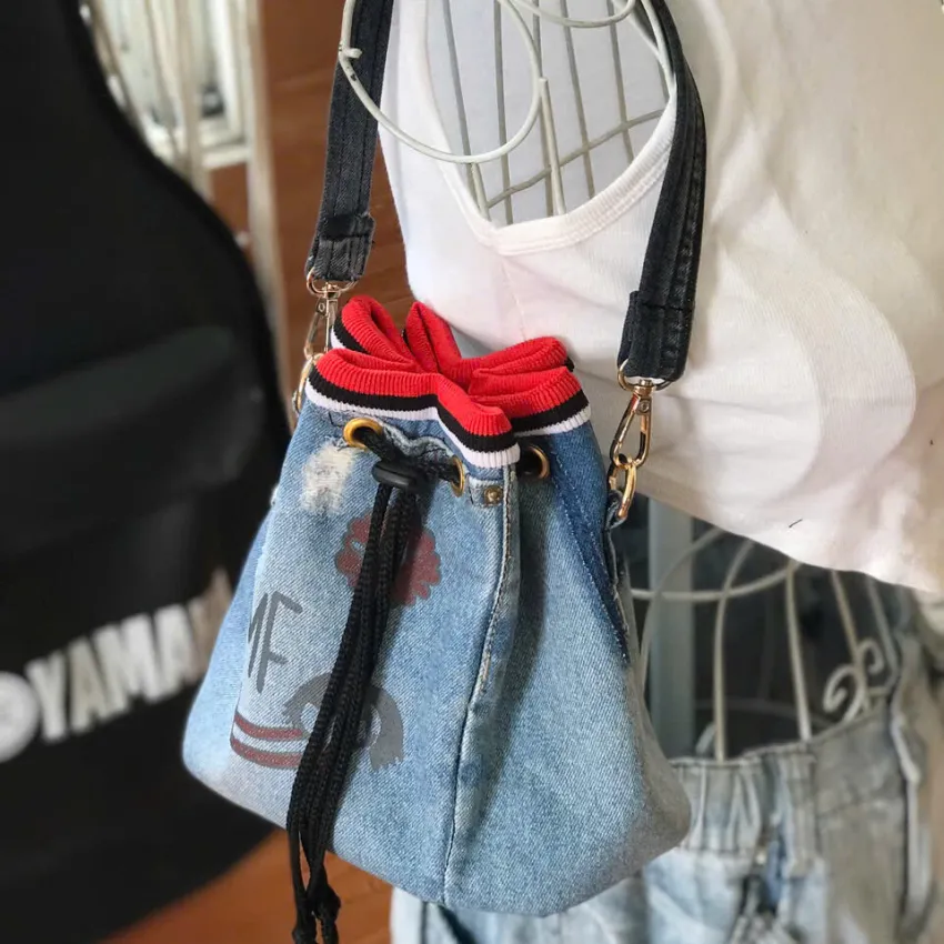 Túi Bucket Viền Đỏ Từ Jeans Tái Chế, Sự Sáng Tạo Tự Do Của Thời Trang Bền Vững, Túi Dây Rút Vải Jeans, Túi Tái Chế, Quà Tặng Thủ Công, Quà Sinh Nhật Túi Bucket Viền Đỏ Từ Jeans Tái Chế, Sự Sáng Tạo Tự Do Của Thời Trang Bền Vững, Túi Dây Rút Vải Jeans, Túi Tái Chế, Quà Tặng Thủ Công, Quà Sinh Nhật