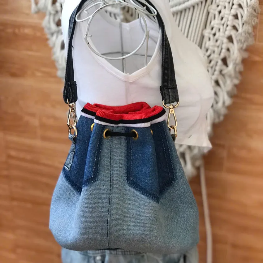Túi Bucket Viền Đỏ Từ Jeans Tái Chế, Sự Sáng Tạo Tự Do Của Thời Trang Bền Vững, Túi Dây Rút Vải Jeans, Túi Tái Chế, Quà Tặng Thủ Công, Quà Sinh Nhật Túi Bucket Viền Đỏ Từ Jeans Tái Chế, Sự Sáng Tạo Tự Do Của Thời Trang Bền Vững, Túi Dây Rút Vải Jeans, Túi Tái Chế, Quà Tặng Thủ Công, Quà Sinh Nhật