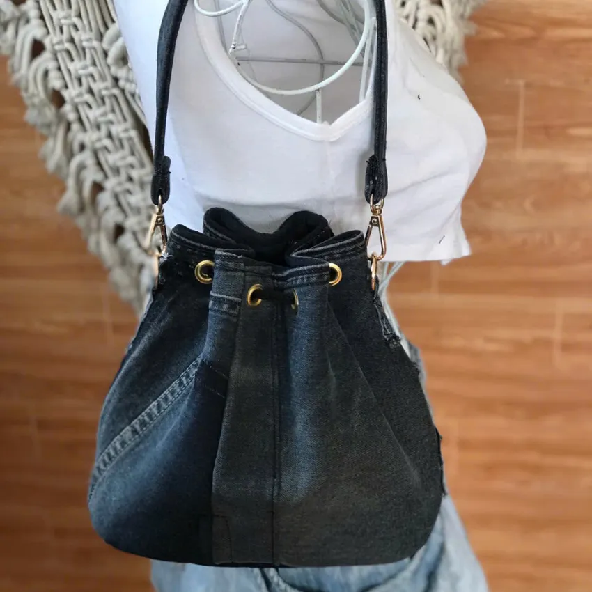 Túi Bucket Xanh Xám Từ Jeans Tái Chế, Cá Tính Là Không Giới Hạn, Túi Dây Rút Vải Jeans, Túi Tái Chế, Phụ Kiện Thời Trang Bền Vững, Quà Tặng Thủ Công Túi Bucket Xanh Xám Từ Jeans Tái Chế, Cá Tính Là Không Giới Hạn, Túi Dây Rút Vải Jeans, Túi Tái Chế, Phụ Kiện Thời Trang Bền Vững, Quà Tặng Thủ Công