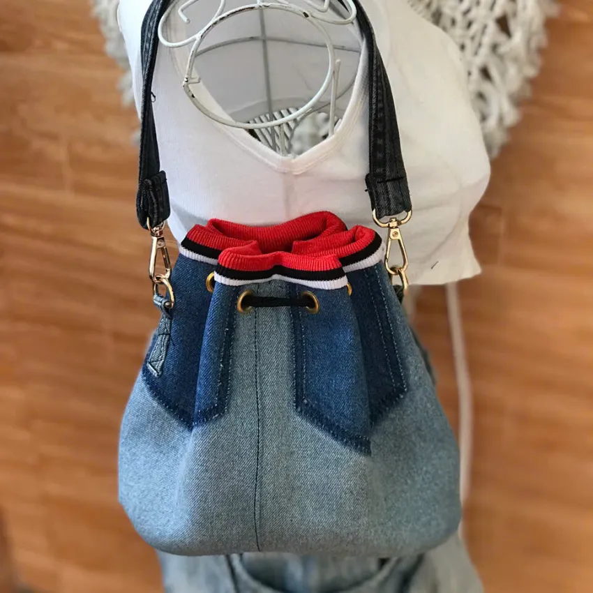 Túi Bucket Viền Đỏ Từ Jeans Tái Chế, Sự Sáng Tạo Tự Do Của Thời Trang Bền Vững, Túi Dây Rút Vải Jeans, Túi Tái Chế, Quà Tặng Thủ Công, Quà Sinh Nhật Túi Bucket Viền Đỏ Từ Jeans Tái Chế, Sự Sáng Tạo Tự Do Của Thời Trang Bền Vững, Túi Dây Rút Vải Jeans, Túi Tái Chế, Quà Tặng Thủ Công, Quà Sinh Nhật