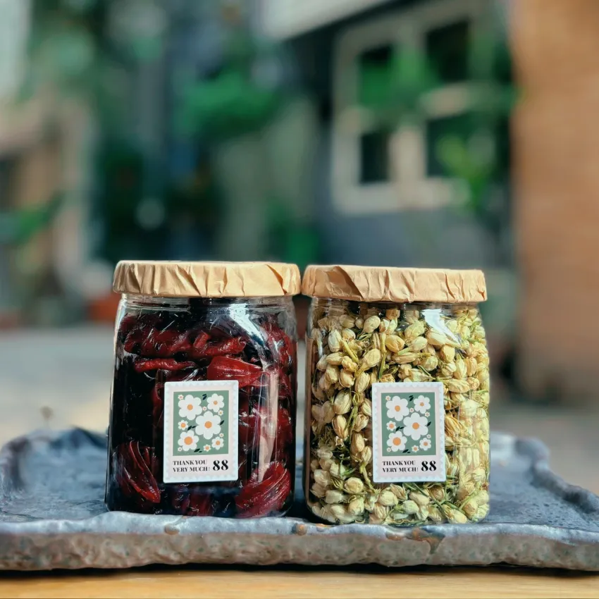 Hộp Quà Mứt Atiso & Trà Hoa, Vị Nhẹ Nhàng Gửi Gắm Yêu Thương, Hộp Quà Quấn Khăn Độc Đáo, Ăn Vặt Lành Mạnh, Quà Tặng Sức Khỏe, Set Quà Đặc Sản Việt Nam Hộp Quà Mứt Atiso & Trà Hoa, Vị Nhẹ Nhàng Gửi Gắm Yêu Thương, Hộp Quà Quấn Khăn Độc Đáo, Ăn Vặt Lành Mạnh, Quà Tặng Sức Khỏe, Set Quà Đặc Sản Việt Nam