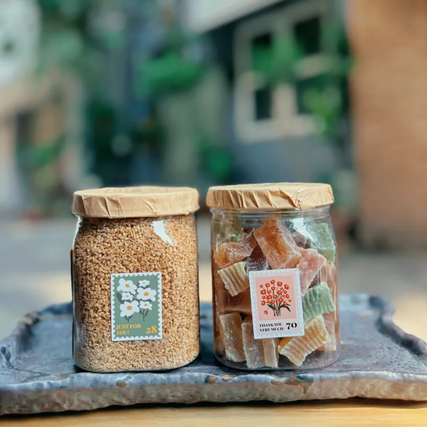 Hộp Quà Mứt Rong Sụn & Trà Gừng, Say Đắm Với Những Hương Vị Đặc Sản, Hộp Quà Cột Khăn Vintage, Ăn Vặt Tốt Cho Sức Khỏe, Set Quà Tặng Đặc Sản Việt Nam Hộp Quà Mứt Rong Sụn & Trà Gừng, Say Đắm Với Những Hương Vị Đặc Sản, Hộp Quà Cột Khăn Vintage, Ăn Vặt Tốt Cho Sức Khỏe, Set Quà Tặng Đặc Sản Việt Nam