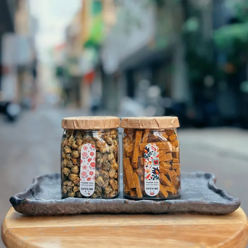 Hộp Quà Mứt Nghệ & Trà Hoa, Chìm Đắm Vào Những Hương Vị Tinh Hoa, Hộp Quà Quấn Khăn Vintage, Món Ăn Nhẹ Tốt Cho Sức Khỏe, Set Quà Đặc Sản Việt Nam
