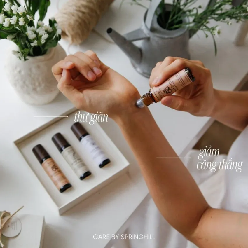 Hộp Quà Chăm Mắt, Nuôi Dưỡng Từng Phút Giây Dễ Chịu, Set Quà Gối Chườm Mắt Thêu Tên & 3 Thanh Lăn Tinh Dầu, Quà Tặng Hương Thơm, Quà Sinh Nhật Tinh Tế Hộp Quà Chăm Mắt, Nuôi Dưỡng Từng Phút Giây Dễ Chịu, Set Quà Gối Chườm Mắt Thêu Tên & 3 Thanh Lăn Tinh Dầu, Quà Tặng Hương Thơm, Quà Sinh Nhật Tinh Tế
