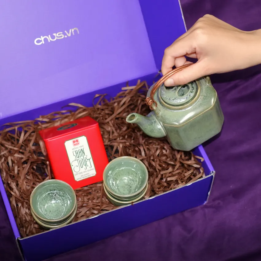 Tea Set & Ancient Snow Shan Tea Gift Box, The Essence Of Tasting Artistry, Exclusive Gift Set With Card, Premium Bat Trang Ceramics, Vietnamese Souvenir Tea Set & Ancient Snow Shan Tea Gift Box, The Essence Of Tasting Artistry, Exclusive Gift Set With Card, Premium Bat Trang Ceramics, Vietnamese Souvenir