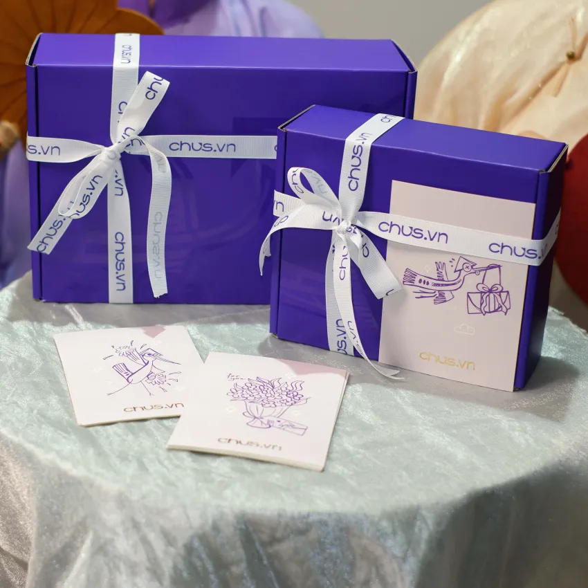Set Hộp & Phụ Kiện Gói Quà CHUS Exclusive, Nâng Cấp Món Quà Của Bạn, Hộp Quà Độc Quyền Kèm Thiệp Cùng Ruy Băng & Sticker, Hộp Quà Màu Tím Sáng Tạo Set Hộp & Phụ Kiện Gói Quà CHUS Exclusive, Nâng Cấp Món Quà Của Bạn, Hộp Quà Độc Quyền Kèm Thiệp Cùng Ruy Băng & Sticker, Hộp Quà Màu Tím Sáng Tạo