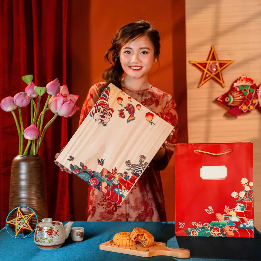 “Dreamlike Quartet” Mid-Autumn Gift Box, Complete Reunion Season, Moon Cake Gift Set With Wine Or Tea, Luxury Corporate Gift, Vietnamese Souvenirs “Dreamlike Quartet” Mid-Autumn Gift Box, Complete Reunion Season, Moon Cake Gift Set With Wine Or Tea, Luxury Corporate Gift, Vietnamese Souvenirs