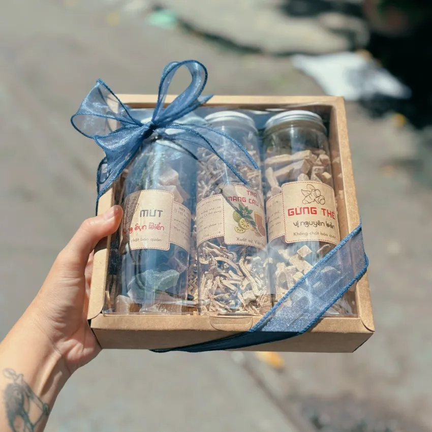 Set Quà 3 Hũ Gừng Thẻ, Trà Mãng Cầu, Rong Sụn, Đậm Đà Hương Vị Việt, Hộp Quà Gói Nơ Vintage, Quà Tặng Đặc Sản Việt Nam, Quà Việt Nam Cho Người Nước Ngoài