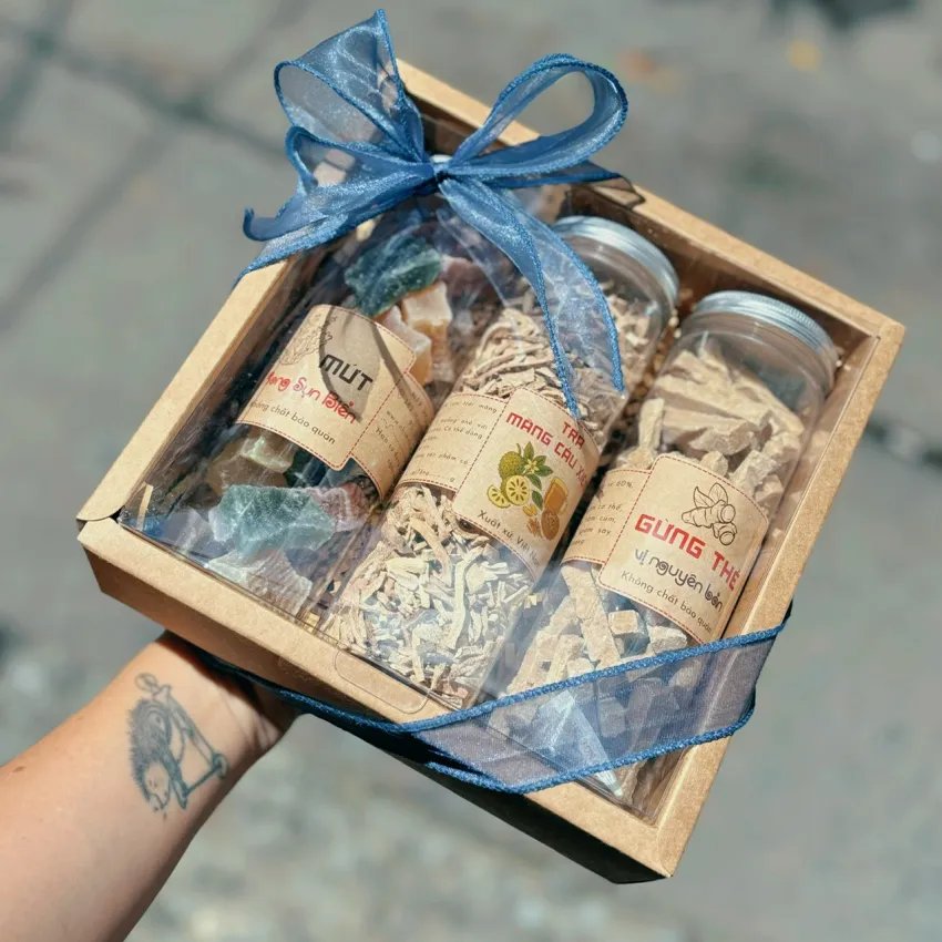 Set Quà 3 Hũ Gừng Thẻ, Trà Mãng Cầu, Rong Sụn, Đậm Đà Hương Vị Việt, Hộp Quà Gói Nơ Vintage, Quà Tặng Đặc Sản Việt Nam, Quà Việt Nam Cho Người Nước Ngoài