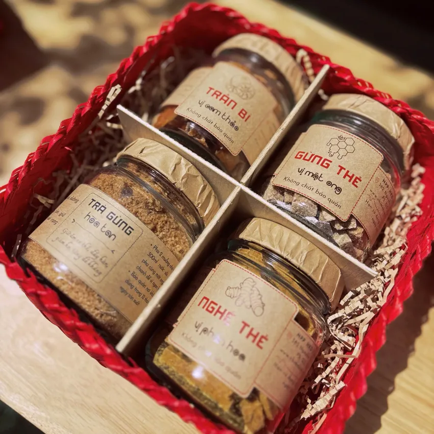 Set Quà Trần Bì, Gừng Mật Ong, Trà Gừng & Nghệ Thẻ, Hộp Tre Cùng 4 Hũ Thủy Tinh Cổ Điển, Hộp Quà Đặc Sản Việt Nam Chỉn Chu, Quà Tặng Độc Đáo, Quà Biếu Set Quà Trần Bì, Gừng Mật Ong, Trà Gừng & Nghệ Thẻ, Hộp Tre Cùng 4 Hũ Thủy Tinh Cổ Điển, Hộp Quà Đặc Sản Việt Nam Chỉn Chu, Quà Tặng Độc Đáo, Quà Biếu