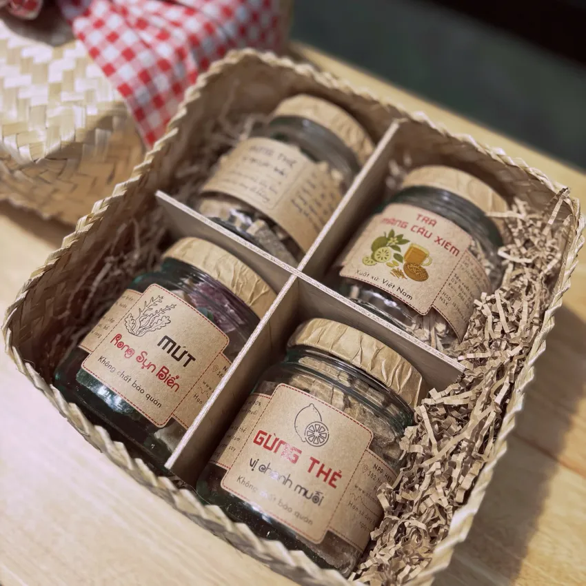 Set Quà Gừng Thẻ Cùng Mứt Rong Sụn & Trà Mãng Cầu, Hộp Tre Và 4 Hũ Thủy Tinh, Vị Ngon Hội Ngộ, Set Quà Đặc Sản Việt Nam, Hộp Quà Lưu Niệm, Quà Biếu Set Quà Gừng Thẻ Cùng Mứt Rong Sụn & Trà Mãng Cầu, Hộp Tre Và 4 Hũ Thủy Tinh, Vị Ngon Hội Ngộ, Set Quà Đặc Sản Việt Nam, Hộp Quà Lưu Niệm, Quà Biếu