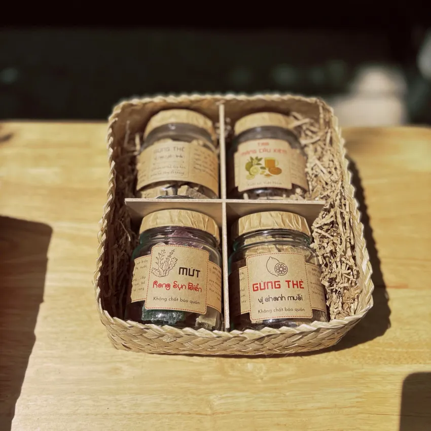 Set Quà Gừng Thẻ Cùng Mứt Rong Sụn & Trà Mãng Cầu, Hộp Tre Và 4 Hũ Thủy Tinh, Vị Ngon Hội Ngộ, Set Quà Đặc Sản Việt Nam, Hộp Quà Lưu Niệm, Quà Biếu Set Quà Gừng Thẻ Cùng Mứt Rong Sụn & Trà Mãng Cầu, Hộp Tre Và 4 Hũ Thủy Tinh, Vị Ngon Hội Ngộ, Set Quà Đặc Sản Việt Nam, Hộp Quà Lưu Niệm, Quà Biếu