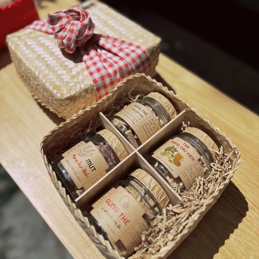 Set Quà Gừng Thẻ Cùng Mứt Rong Sụn & Trà Mãng Cầu, Hộp Tre Và 4 Hũ Thủy Tinh, Vị Ngon Hội Ngộ, Set Quà Đặc Sản Việt Nam, Hộp Quà Lưu Niệm, Quà Biếu Set Quà Gừng Thẻ Cùng Mứt Rong Sụn & Trà Mãng Cầu, Hộp Tre Và 4 Hũ Thủy Tinh, Vị Ngon Hội Ngộ, Set Quà Đặc Sản Việt Nam, Hộp Quà Lưu Niệm, Quà Biếu
