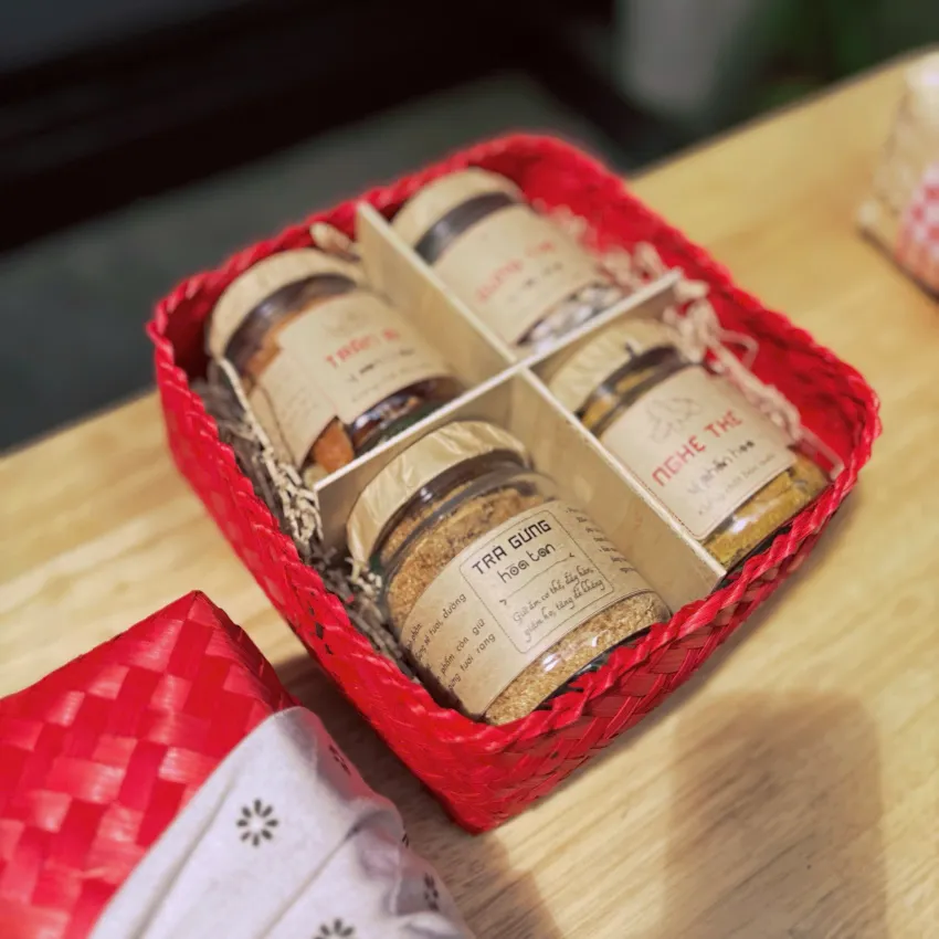 Set Quà Trần Bì, Gừng Mật Ong, Trà Gừng & Nghệ Thẻ, Hộp Tre Cùng 4 Hũ Thủy Tinh Cổ Điển, Hộp Quà Đặc Sản Việt Nam Chỉn Chu, Quà Tặng Độc Đáo, Quà Biếu Set Quà Trần Bì, Gừng Mật Ong, Trà Gừng & Nghệ Thẻ, Hộp Tre Cùng 4 Hũ Thủy Tinh Cổ Điển, Hộp Quà Đặc Sản Việt Nam Chỉn Chu, Quà Tặng Độc Đáo, Quà Biếu