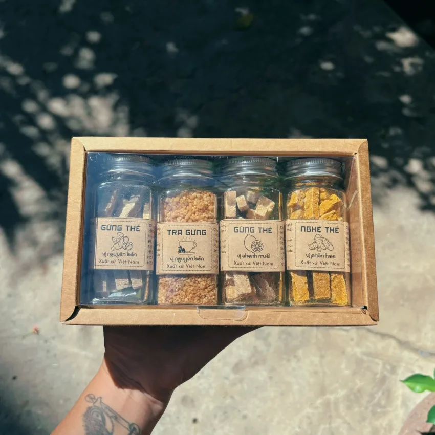 Set Quà Gừng Nghệ 4 Vị, Đơn Giản Mà Đủ Đầy, Tinh Chất Gừng Nghệ Cho Gia Đình, Hộp Quà Tặng Sức Khỏe, Đặc Sản Việt Nam, Hộp Quà Trà, Bánh Kẹo Lành Mạnh Set Quà Gừng Nghệ 4 Vị, Đơn Giản Mà Đủ Đầy, Tinh Chất Gừng Nghệ Cho Gia Đình, Hộp Quà Tặng Sức Khỏe, Đặc Sản Việt Nam, Hộp Quà Trà, Bánh Kẹo Lành Mạnh