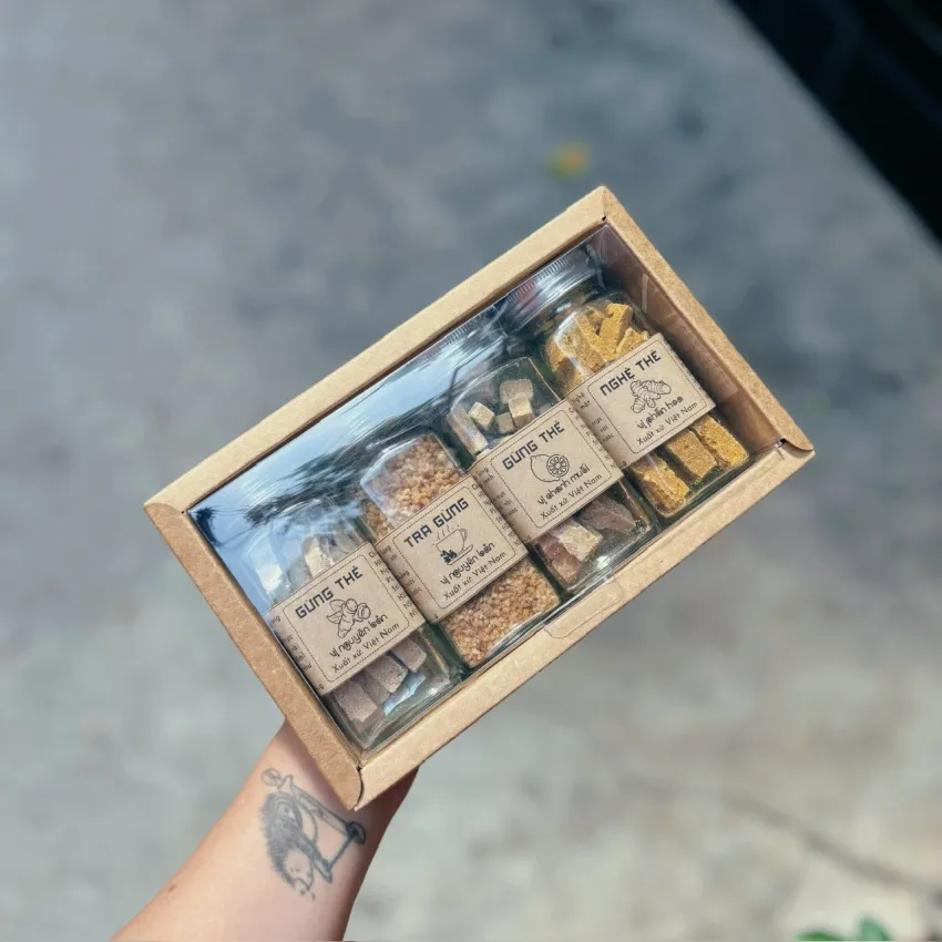 Set Quà Gừng Nghệ 4 Vị, Đơn Giản Mà Đủ Đầy, Tinh Chất Gừng Nghệ Cho Gia Đình, Hộp Quà Tặng Sức Khỏe, Đặc Sản Việt Nam, Hộp Quà Trà, Bánh Kẹo Lành Mạnh Set Quà Gừng Nghệ 4 Vị, Đơn Giản Mà Đủ Đầy, Tinh Chất Gừng Nghệ Cho Gia Đình, Hộp Quà Tặng Sức Khỏe, Đặc Sản Việt Nam, Hộp Quà Trà, Bánh Kẹo Lành Mạnh