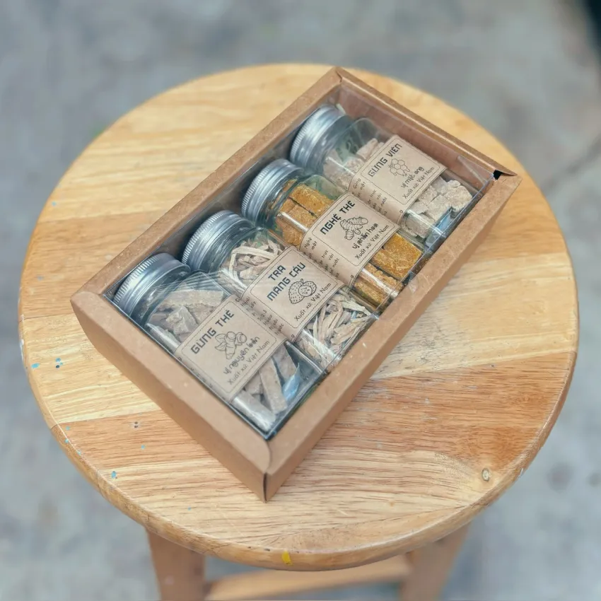 Set Quà 4 Hũ Thảo Mộc Gừng & Nghệ Cùng Trà Mãng Cầu, Đủ Đầy Hương Vị Yêu Thương, Hũ Thủy Tinh Tiện Lợi, Quà Tặng Đặc Sản Việt Nam, Set Quà Sức Khỏe Set Quà 4 Hũ Thảo Mộc Gừng & Nghệ Cùng Trà Mãng Cầu, Đủ Đầy Hương Vị Yêu Thương, Hũ Thủy Tinh Tiện Lợi, Quà Tặng Đặc Sản Việt Nam, Set Quà Sức Khỏe