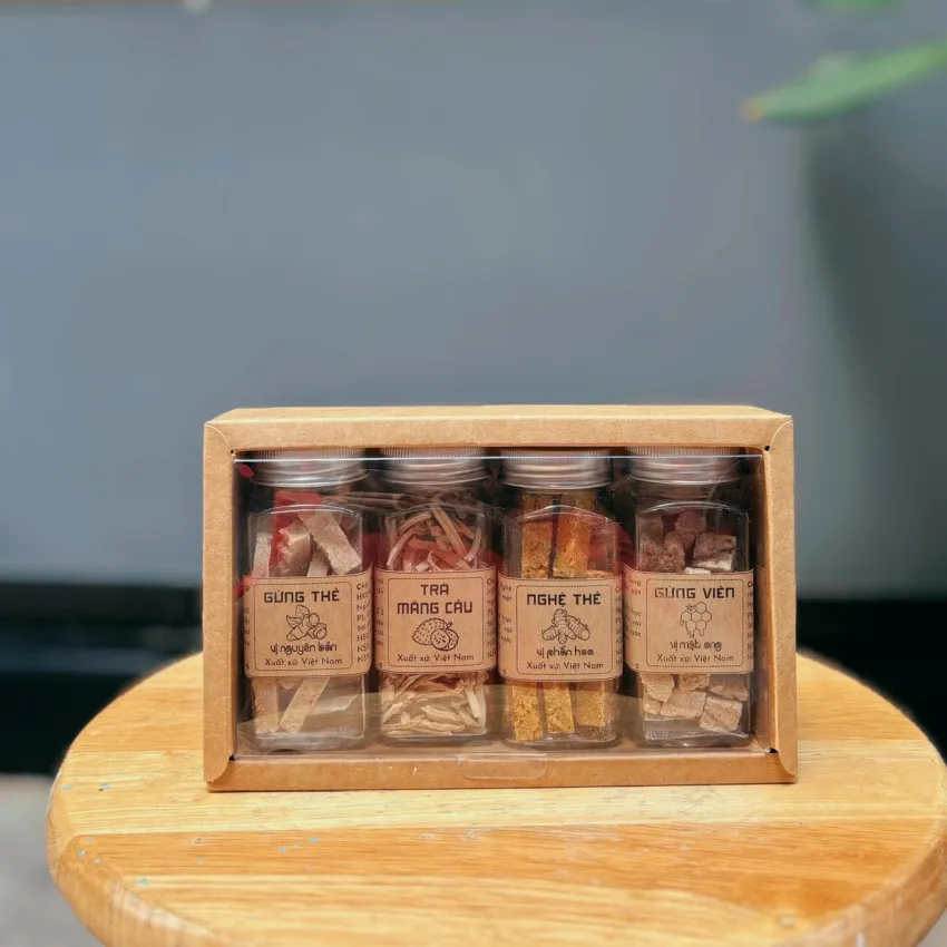 Set Quà 4 Hũ Thảo Mộc Gừng & Nghệ Cùng Trà Mãng Cầu, Đủ Đầy Hương Vị Yêu Thương, Hũ Thủy Tinh Tiện Lợi, Quà Tặng Đặc Sản Việt Nam, Set Quà Sức Khỏe Set Quà 4 Hũ Thảo Mộc Gừng & Nghệ Cùng Trà Mãng Cầu, Đủ Đầy Hương Vị Yêu Thương, Hũ Thủy Tinh Tiện Lợi, Quà Tặng Đặc Sản Việt Nam, Set Quà Sức Khỏe