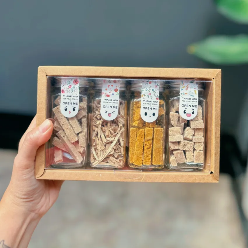 Set Quà 4 Hũ Thảo Mộc Gừng & Nghệ Cùng Trà Mãng Cầu, Đủ Đầy Hương Vị Yêu Thương, Hũ Thủy Tinh Tiện Lợi, Quà Tặng Đặc Sản Việt Nam, Set Quà Sức Khỏe Set Quà 4 Hũ Thảo Mộc Gừng & Nghệ Cùng Trà Mãng Cầu, Đủ Đầy Hương Vị Yêu Thương, Hũ Thủy Tinh Tiện Lợi, Quà Tặng Đặc Sản Việt Nam, Set Quà Sức Khỏe