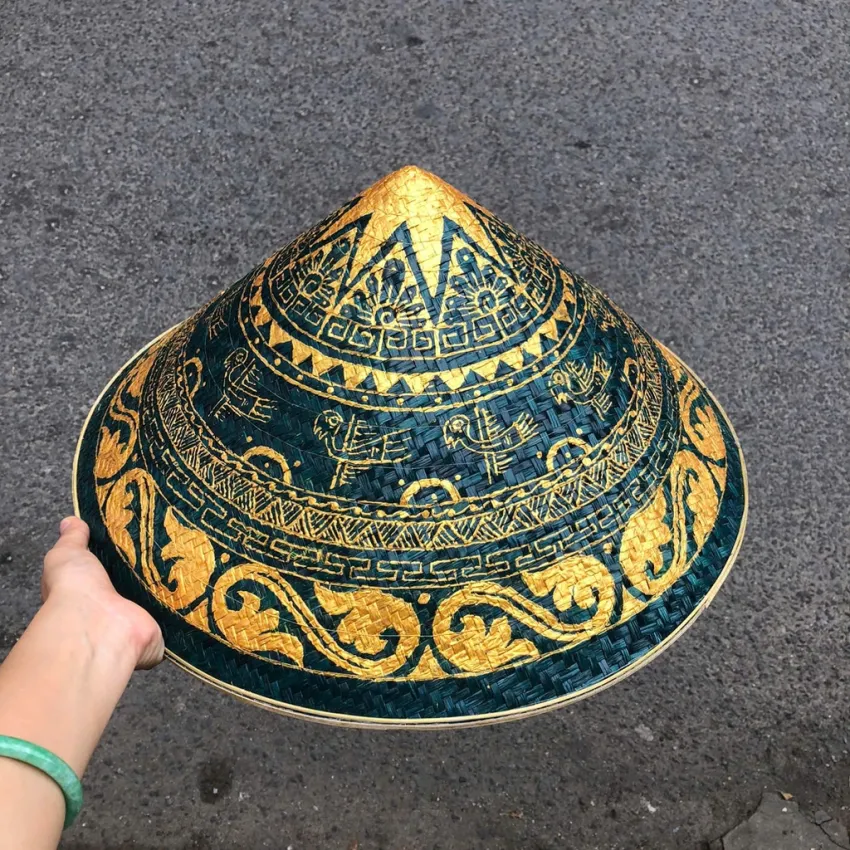 Nón Lá Cỏ Bàng Vẽ Trống Đồng, Nét Đẹp Việt Hùng Thiêng, Nón Lá Thủ Công Việt Nam Kèm Quai Vải, Quà Lưu Niệm Việt Nam, Quà Tặng Độc Đáo Nón Lá Cỏ Bàng Vẽ Trống Đồng, Nét Đẹp Việt Hùng Thiêng, Nón Lá Thủ Công Việt Nam Kèm Quai Vải, Quà Lưu Niệm Việt Nam, Quà Tặng Độc Đáo