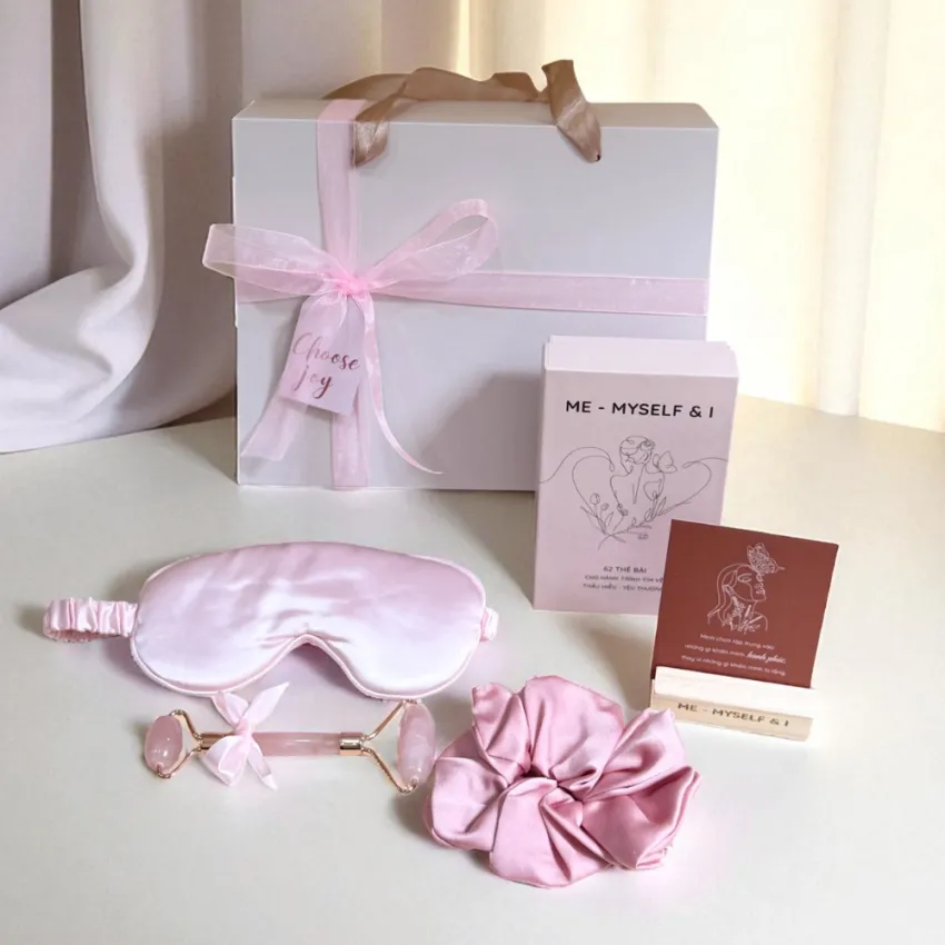 Hộp Quà 20/10 "Night Blossom", Dịu Đi Những Hối Hả, Set Quà Cho Nữ Với Thẻ Bài Kèm Cột Tóc Lụa Cùng Bịt Mắt & Thanh Lăn, Quà Tặng Ngày Phụ Nữ Việt Nam